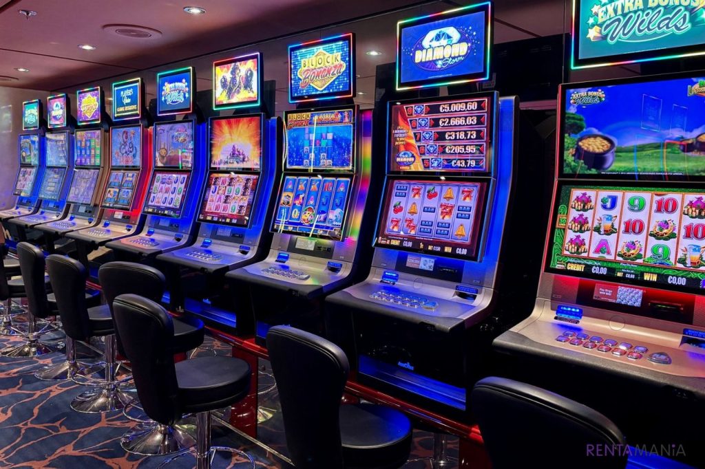 psicología del color en diseño de salas slots — Bright casino slot machines with colorful displays and no people present.