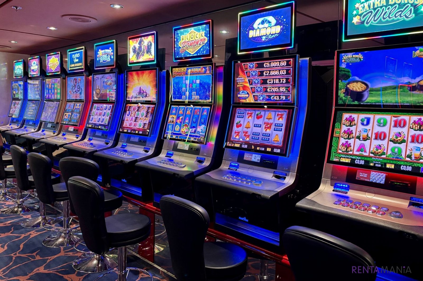 psicología del color en diseño de salas slots — Bright casino slot machines with colorful displays and no people present.